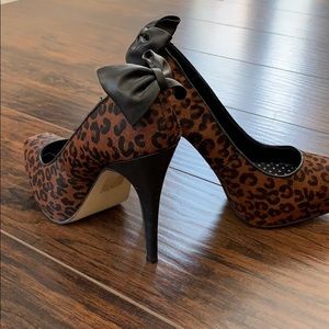 Leopard heels, super cute bow detail.